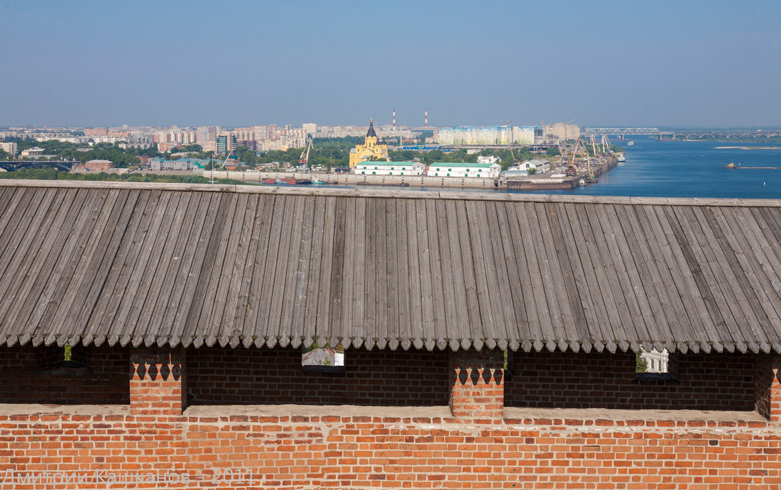 Нижегородский кремль. Участок стены и Стрелка. Фото