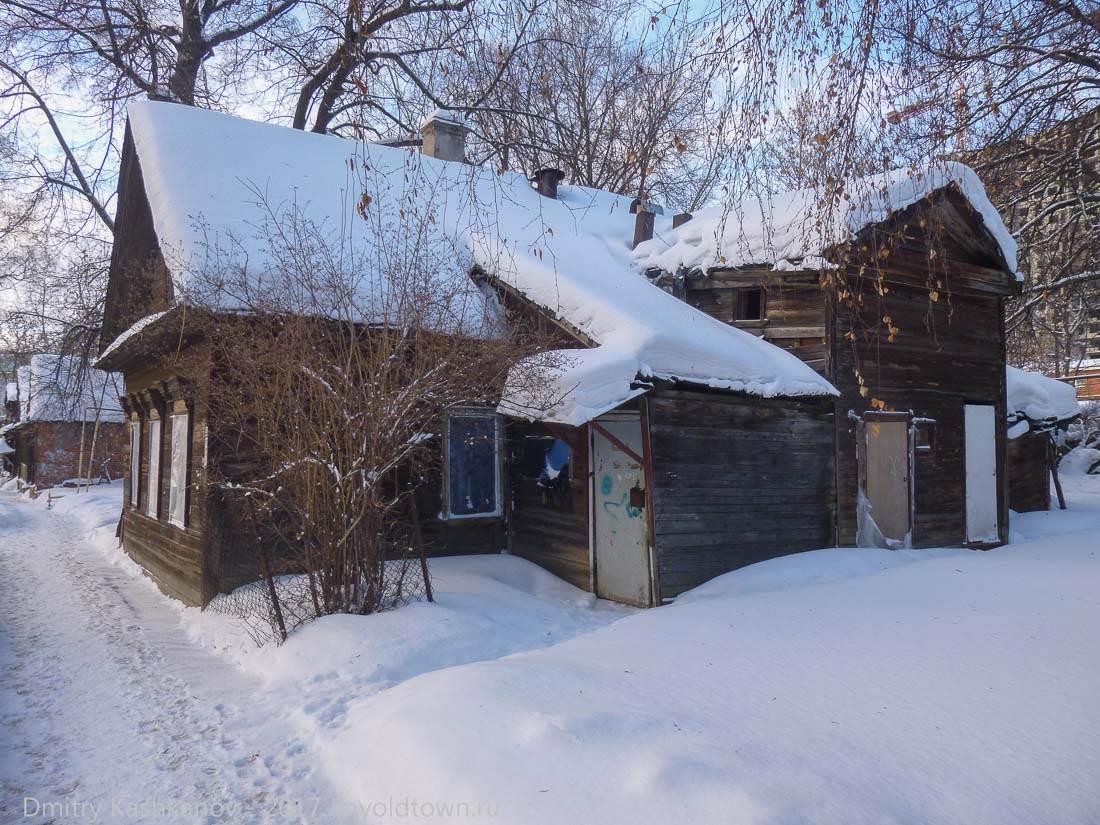 Ул. Новосолдатская, 10. Заколоченный деревянный дом