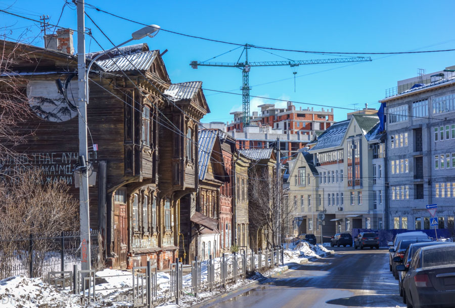 Улица Славянская. Старые деревянные и новые дома. Фото