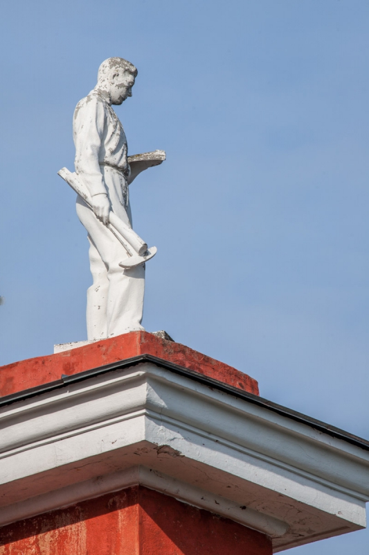 Технический университет. Скульптуры на крыше. Нижний Новгород