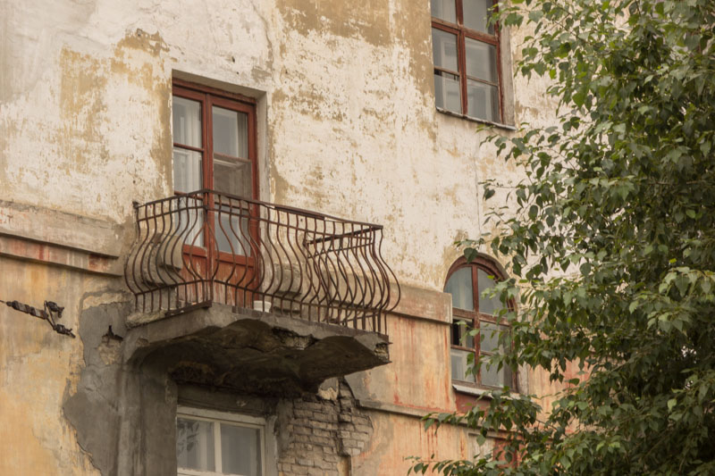 Балкон с коваными решетками. Фото Старого города. Дзержинск