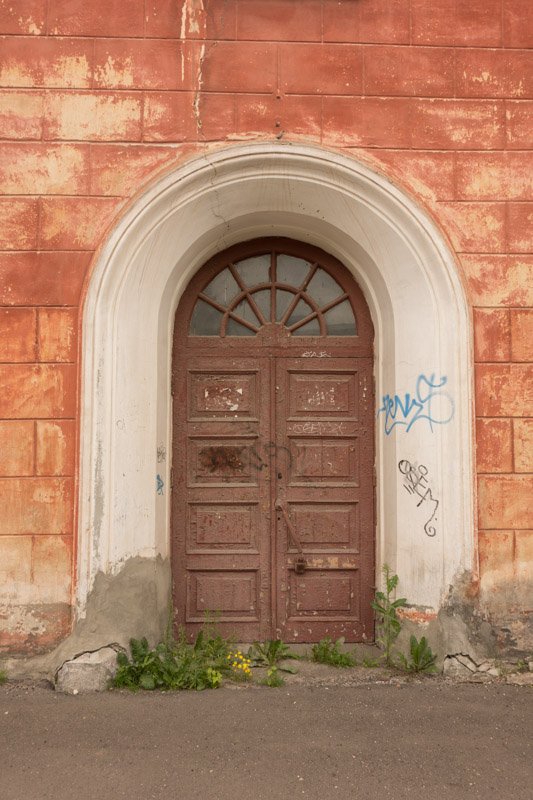 Проспект Дзержинского, дом 8. Старая дверь в проходной подъезд