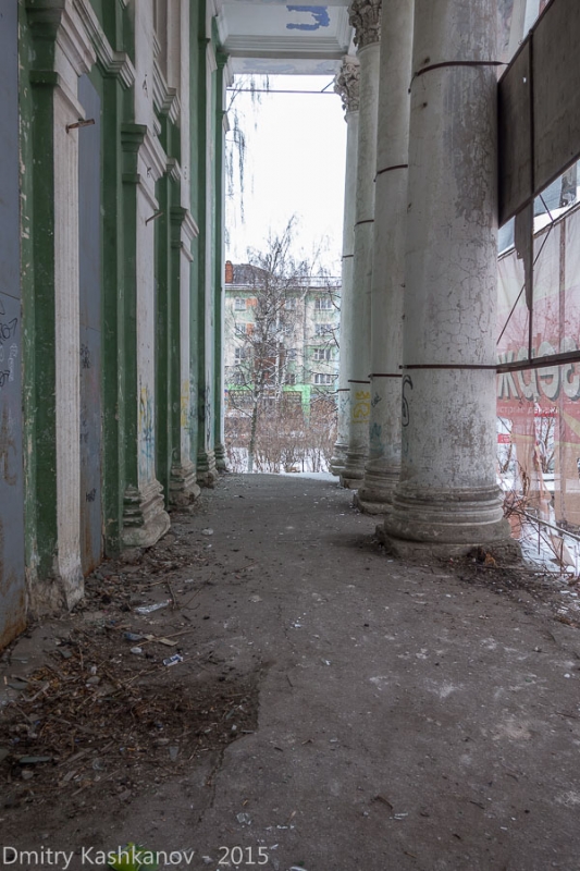Разрушенная колоннада кинотеатра Родина. Дзержинск. Фото 2015 года