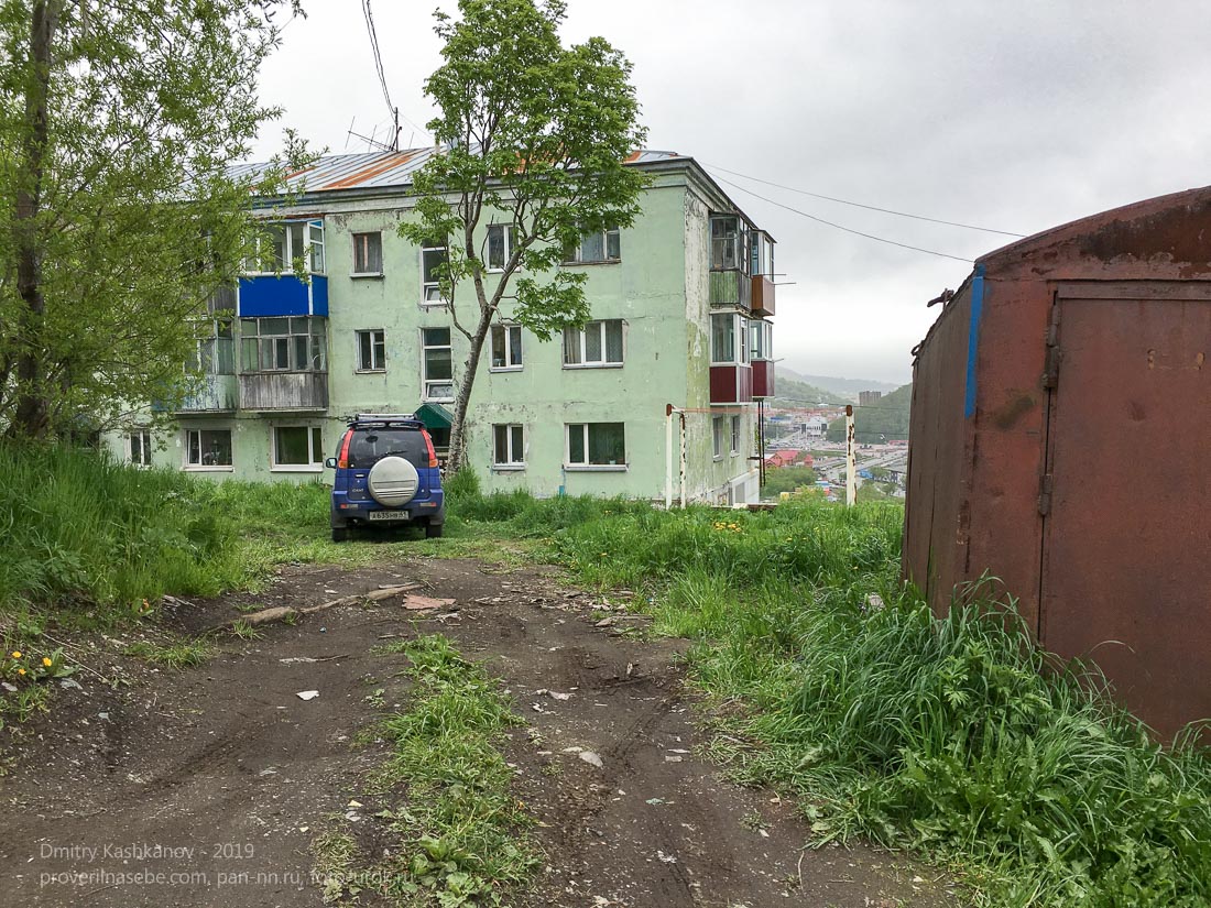 Четырехэтажный жилой дом на склоне горы. Петропавловск-Камчатский