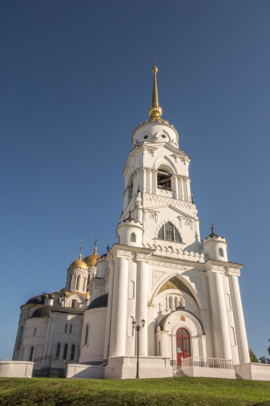 Успенский собор во Владимире. Вид снизу. Фото