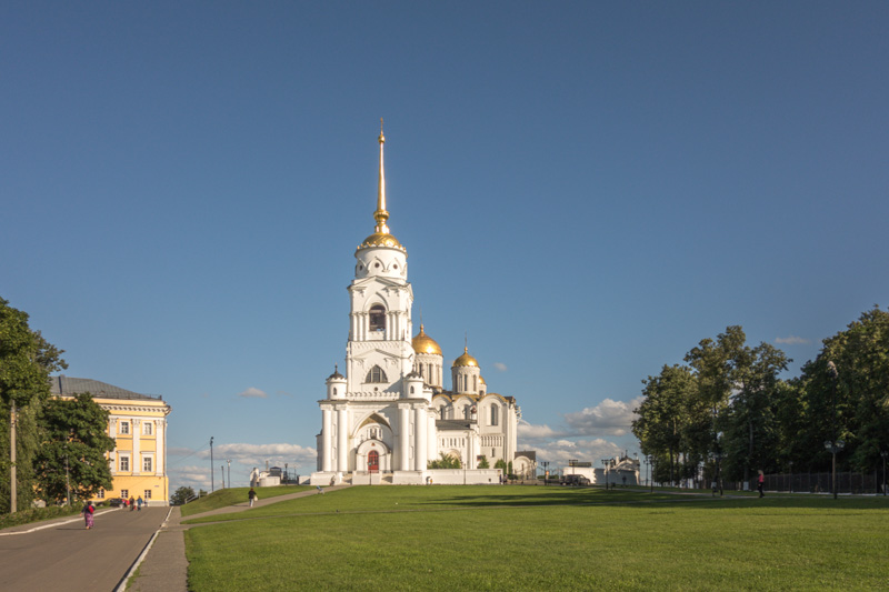 Владимирский Успенский собор и здание палат. Фото