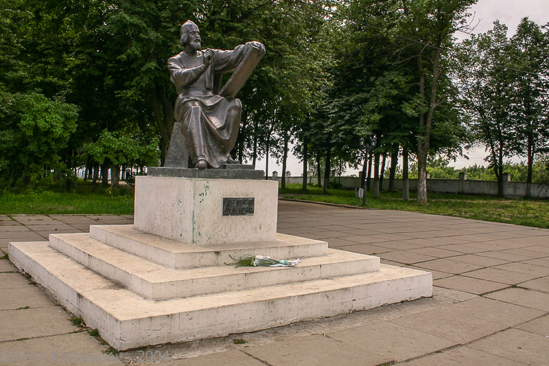 Фото Владимира. Памятник Андрею Рублеву на Соборной площади. Фото 2004 г.