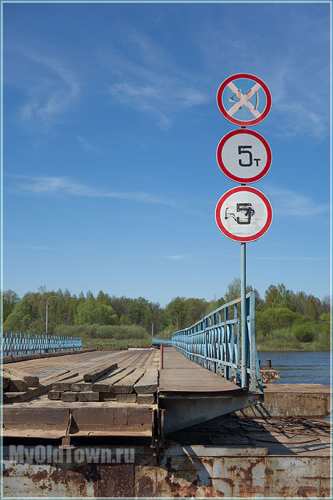 Гороховец. Дорожные знаки на наплавном мосту через Клязьму