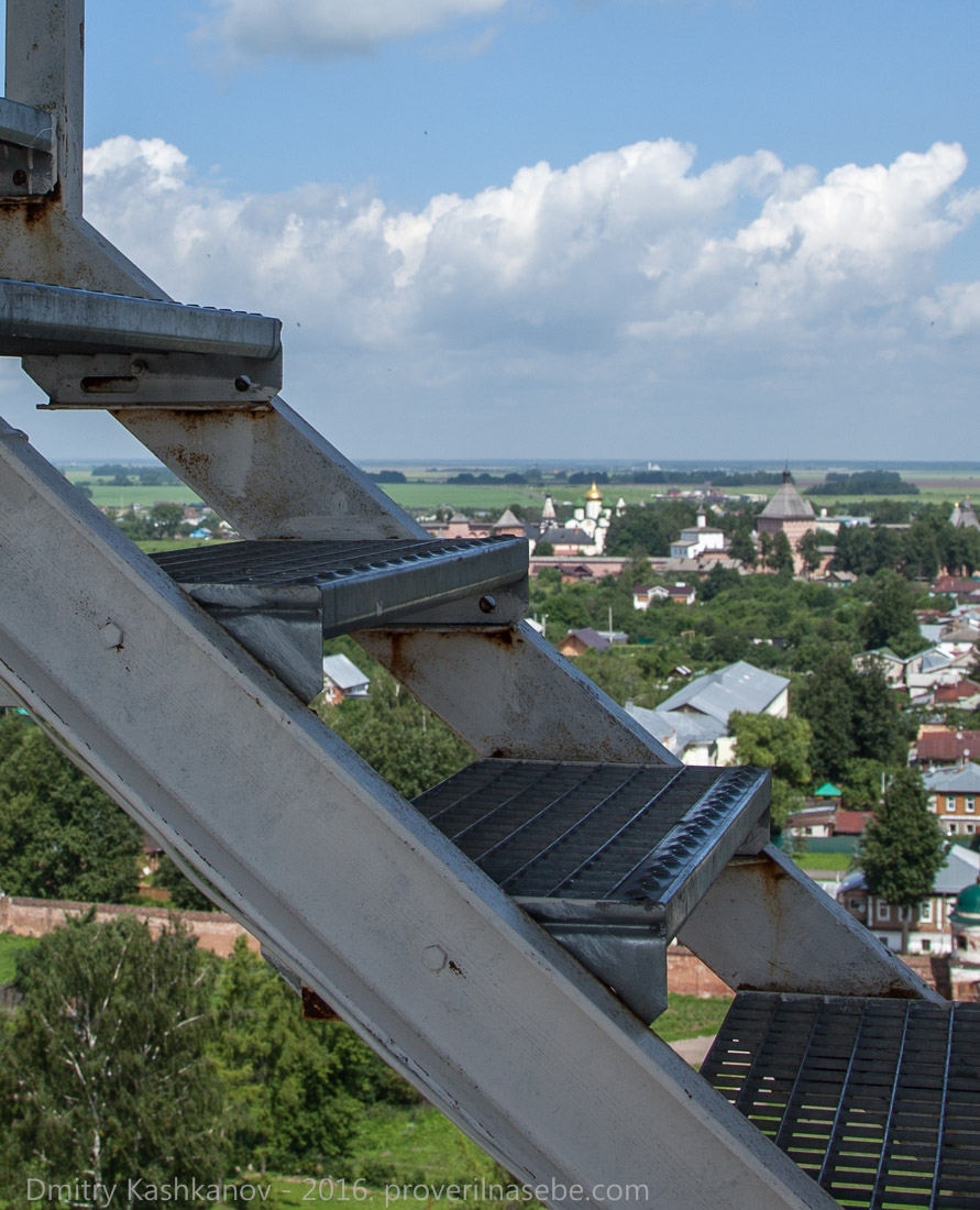 Подъем на Преподобенскую колокольню в Суздале. Опасная лестница. Фото