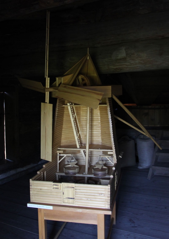 Макет деревянной ветряной мельницы. Фото