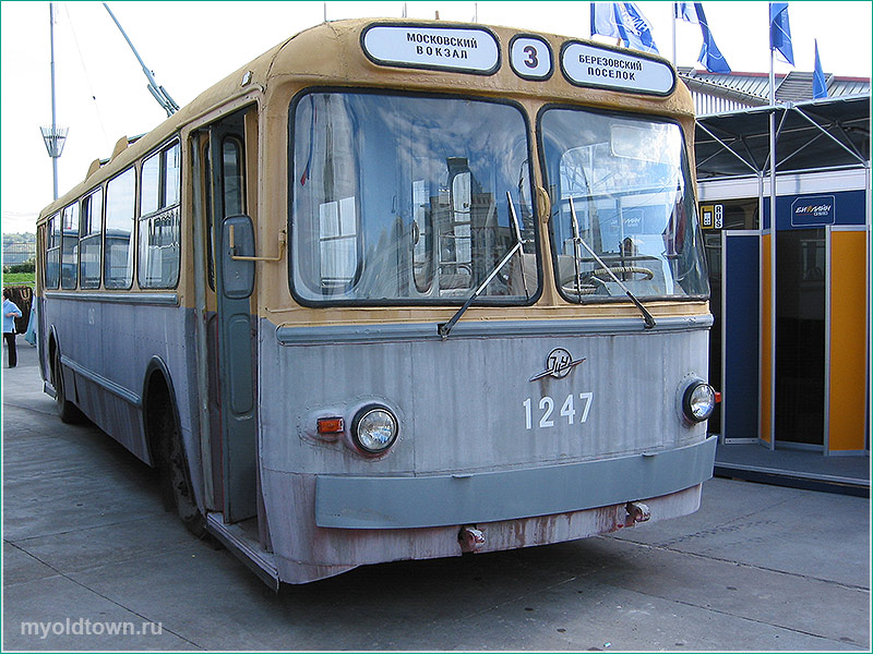 Фотография старого троллейбуса с круглыми фарами