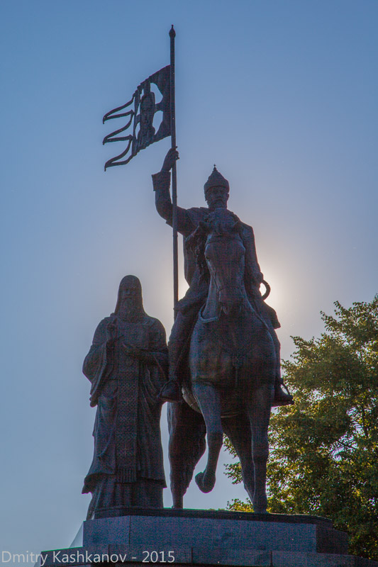 Памятник князю Владимиру и Святителю Федору. Фото