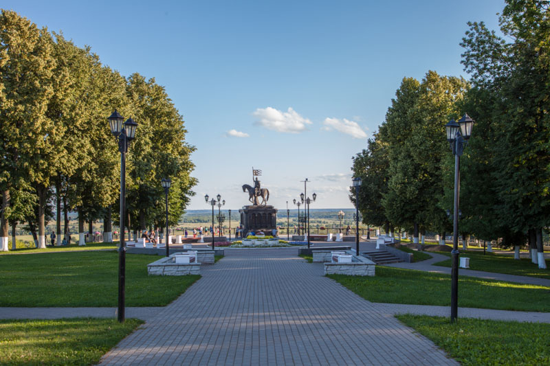 Памятник князю Владимиру и Святителю Федору в парке Пушкина. Фото