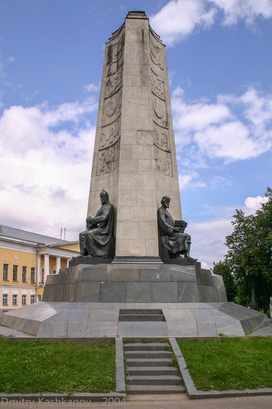Монумент 850-летия Владимира. Фото 2004 года
