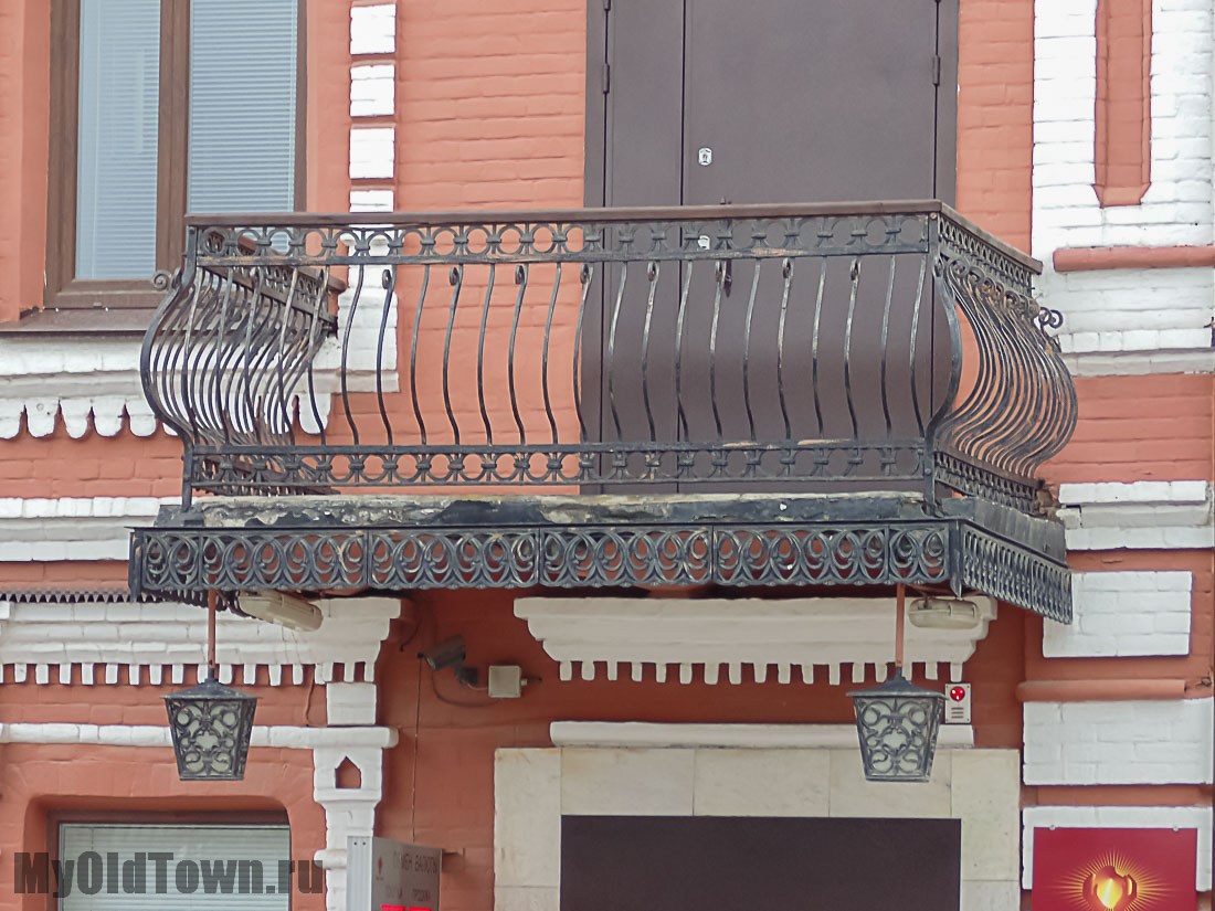 Улица Невская дом 3. Банк Кор. Фото балкона с коваными решетками