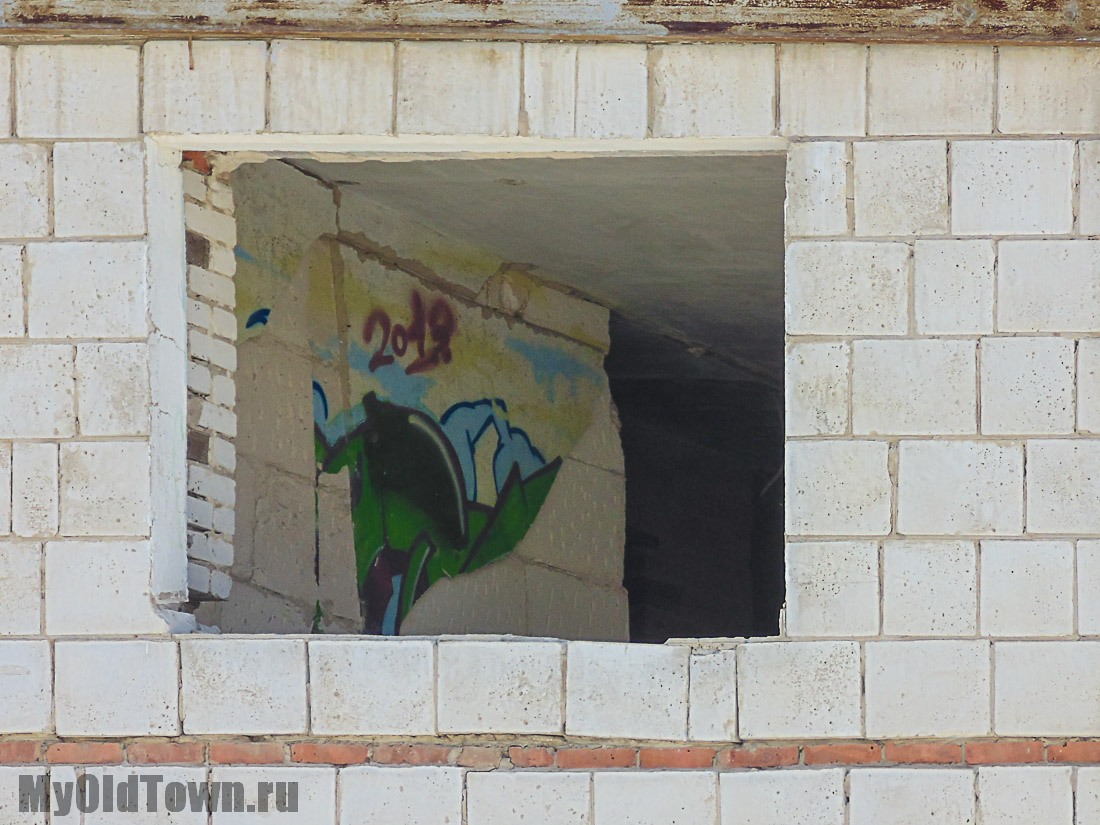 Волгоград Советский район. Демонтаж аварийного здания. Граффити внутри дома. Фото