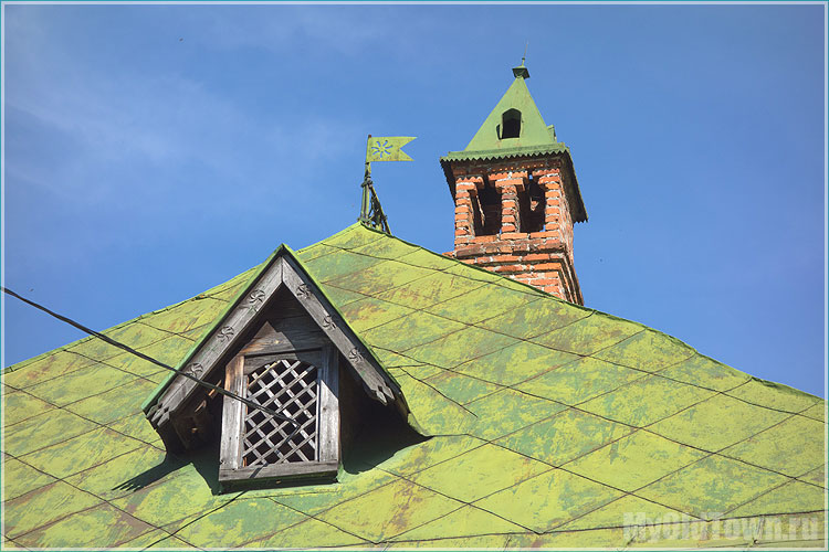 Зеленая крыша дома Ершова. Гороховец