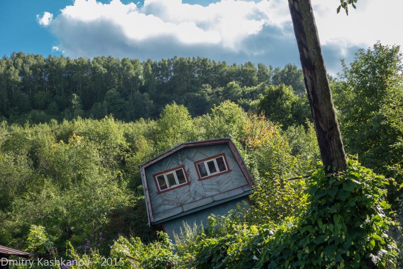 Падающий деревянный дом. Город Горбатов. Фото