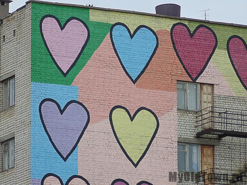 Фрагмент художественной росписи ''Сердечки'' на улице Хиросимы,  дом 16.  Фото Волгограда
