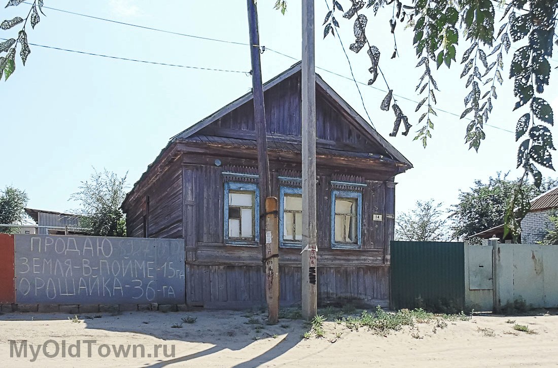 Ленинск. Улица Комсомольская. Фото деревянного старого дома 