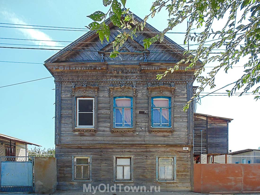 Ленинск. Улица Комсомольская. Фото деревянного старинного дома