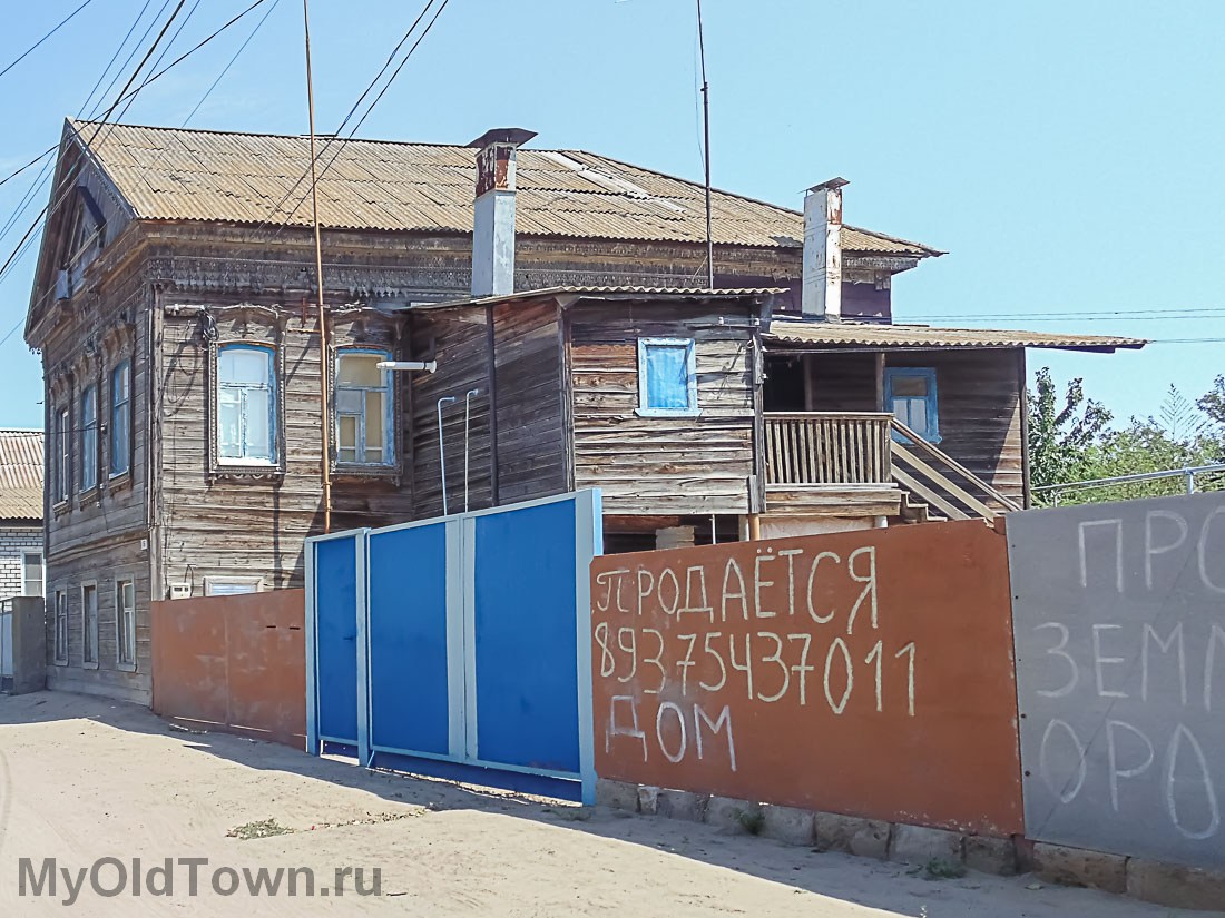 Ленинск. Улица Комсомольская. Фото деревянного старинного дома 