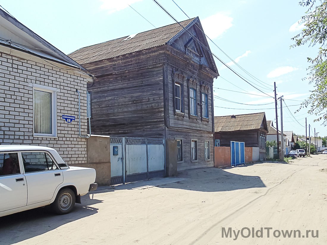 Ленинск. Улица Комсомольская. Фото деревянного старинного дома 
