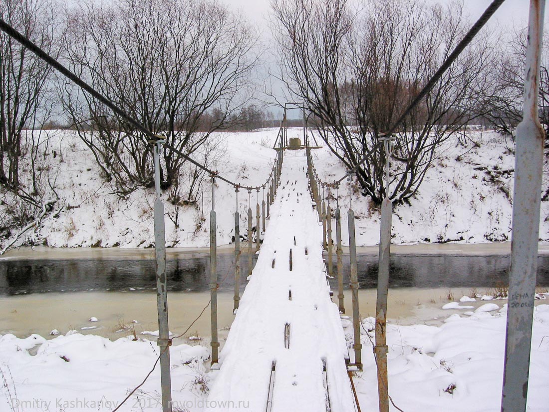 Фото подвесного моста. Зима. Река Суворощь
