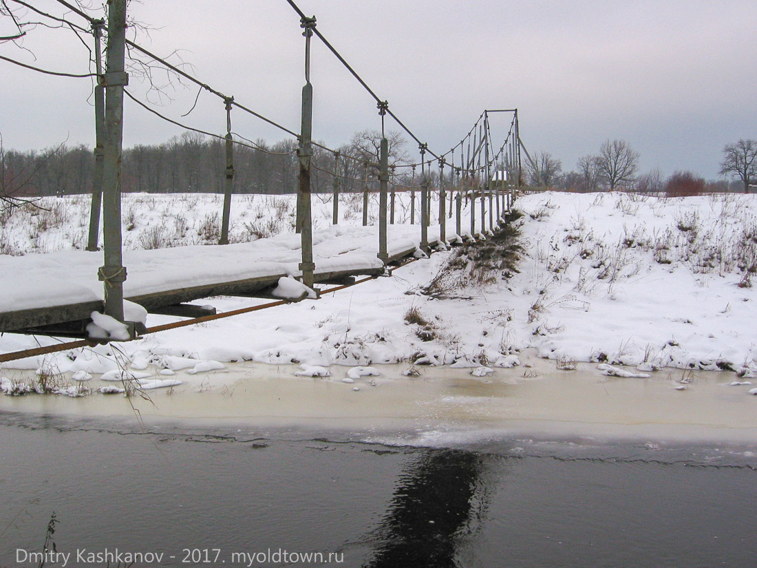 Река Суворощь. Подвесной мост у Галиц. Зимнее фото