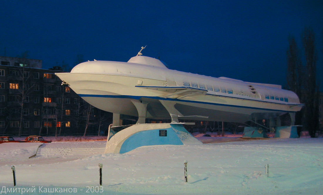 Фото памятника Метеору 1 у кинотеатра Сормовский. 2003 год