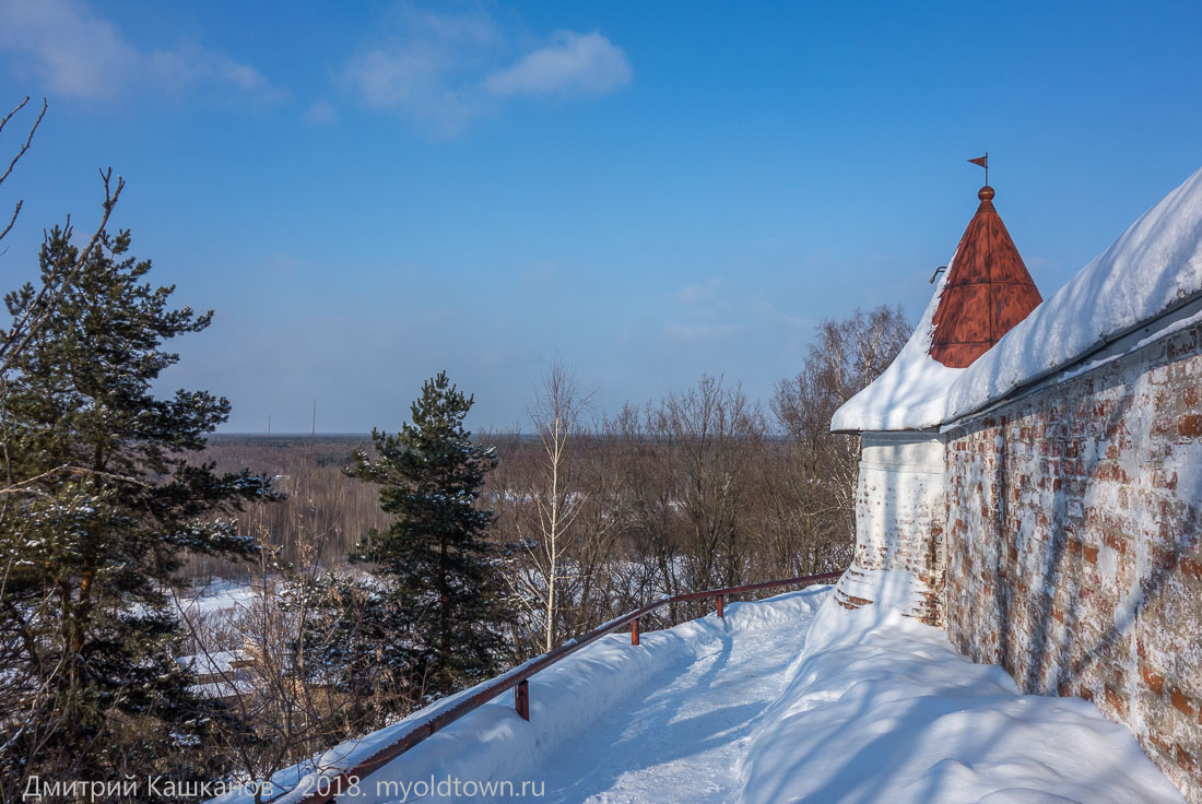Ограда Троице-Никольского монастыря. Башенка. Фото Гороховца