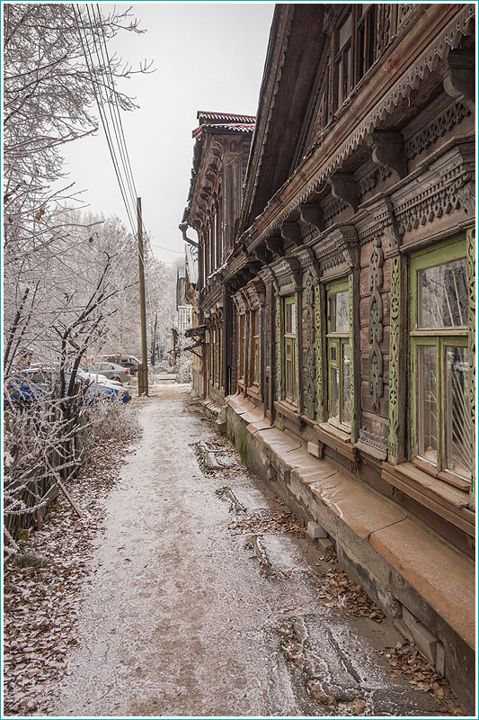 Резные деревянные фасады. Старые деревянные дома по улице Славянской в Нижнем Новгороде