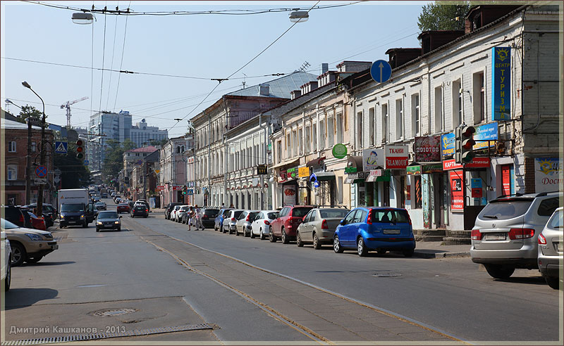 Перекресток улиц Алексеевская и Октябрьская. Нижний Новгород. Фото деревянных домов