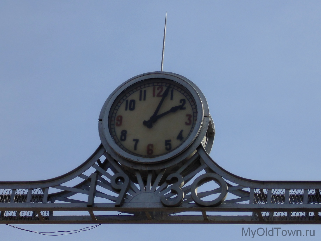 Старинные часы на главных воротах ВолгоГРЭС. Фото Волгограда