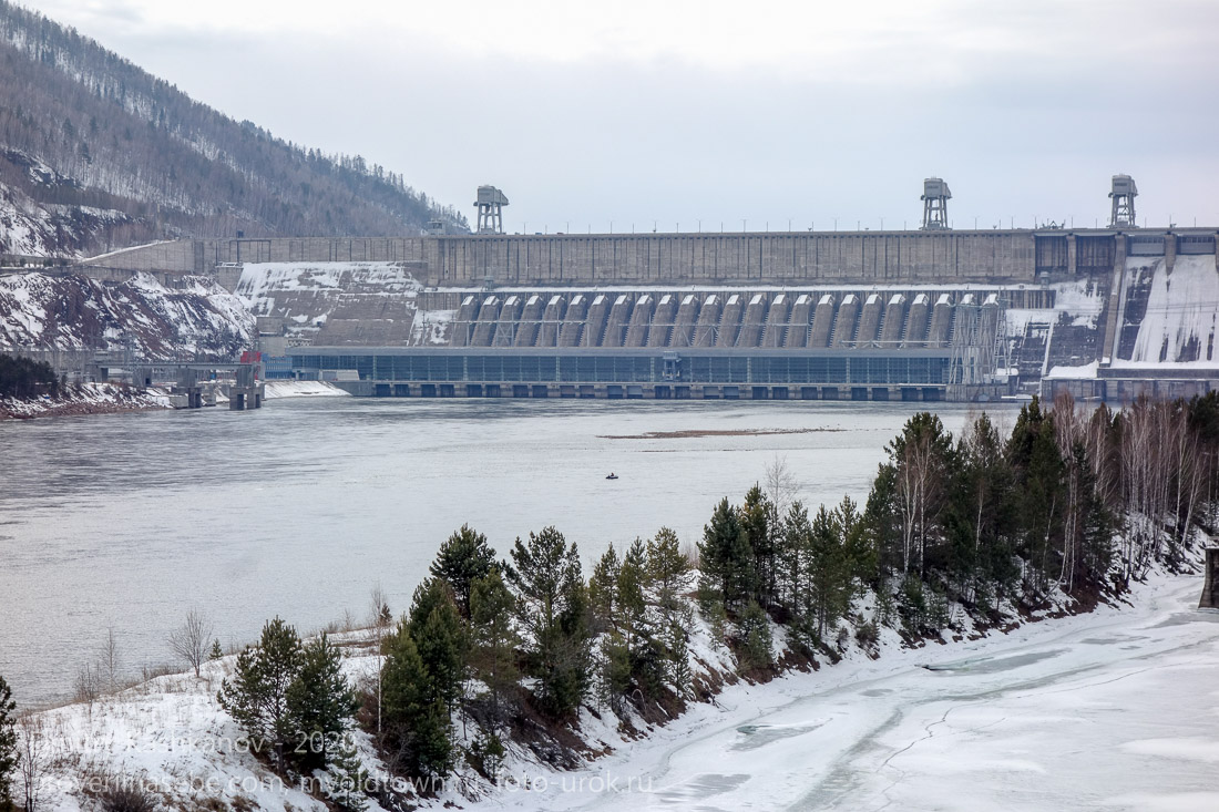 Плотина Красноярской ГЭС. Фото с левого берега Енисея