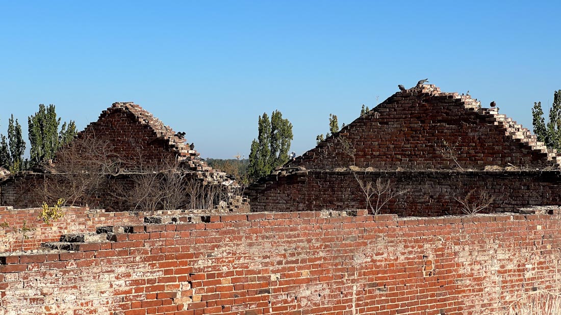 Руины Парамоновских складов. Стены