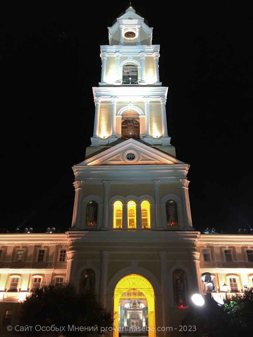 Колокольня Свято-Троицкого Серафимо-Дивеевского монастыря. Ночное фото