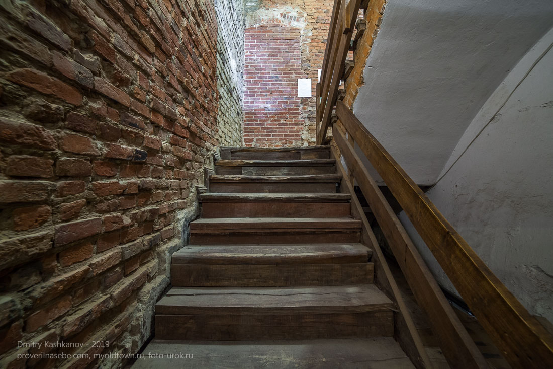 Старинная дубовая лестница