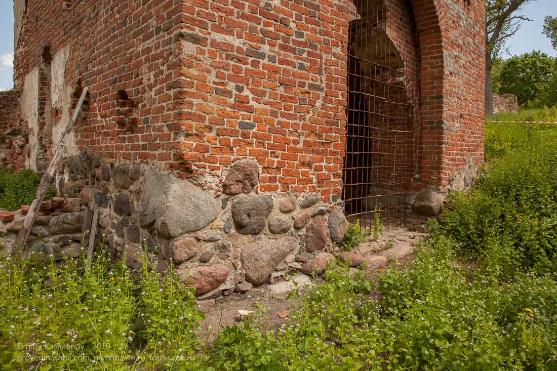 Каменное основание башни Канта. Замок Грос Вонсдорф