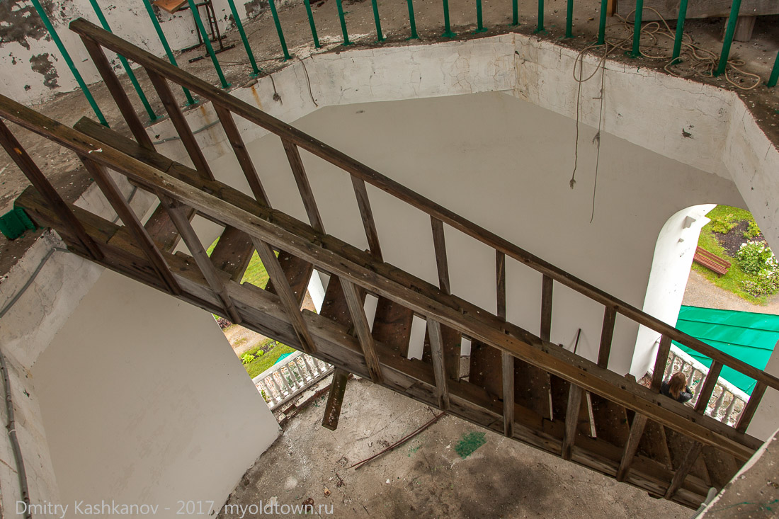Деревянная лестница на верхнюю площадку колокольни