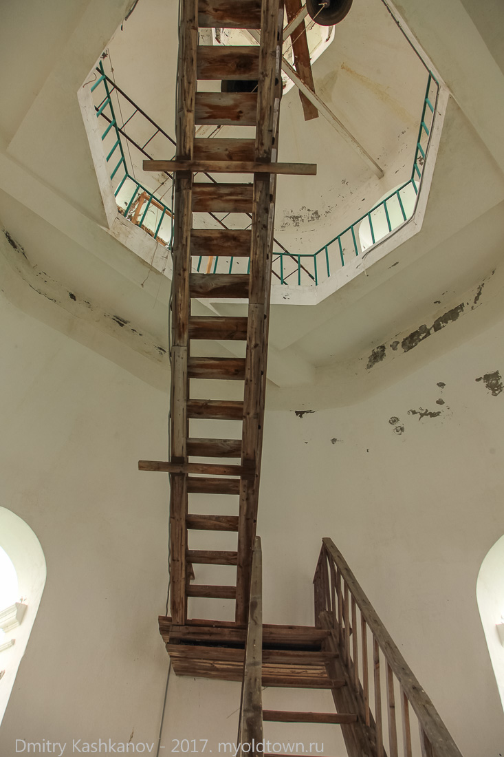 Деревянная лестница на колокольню