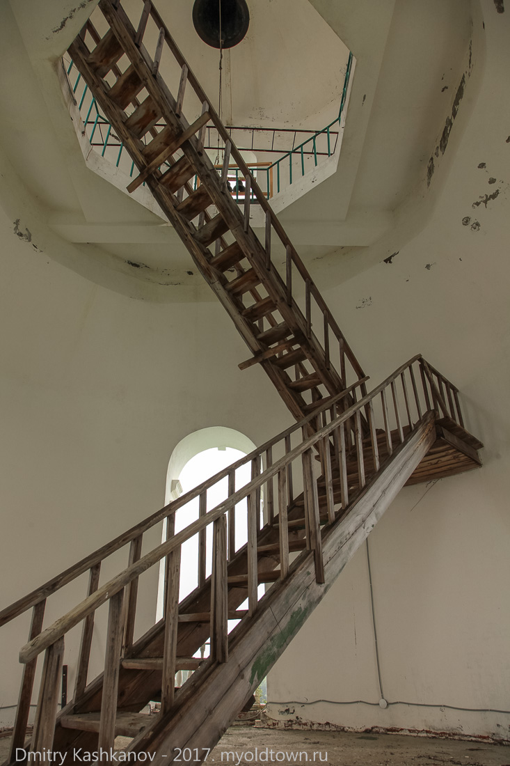Лестница для подъема на верхнюю площадку колокольни