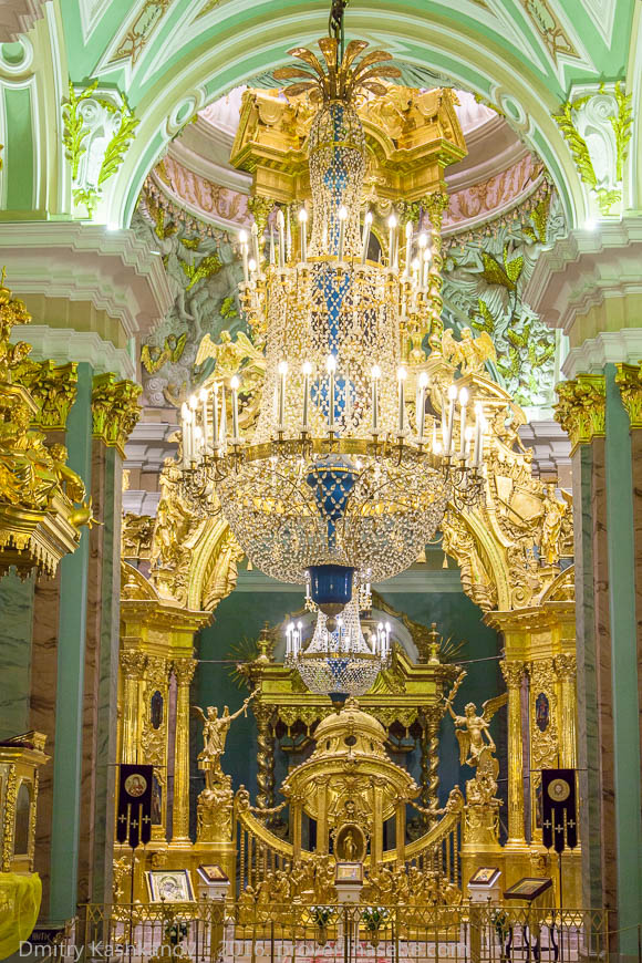 Алтарь и Царские врата. Фото Петропавловского собора