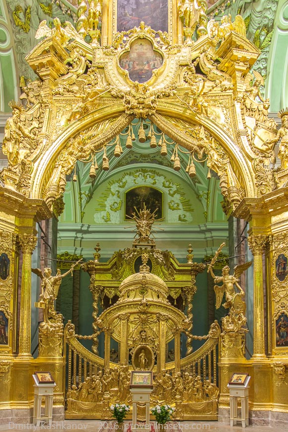 Алтарь с Царскими вратами. Петропавловский собор