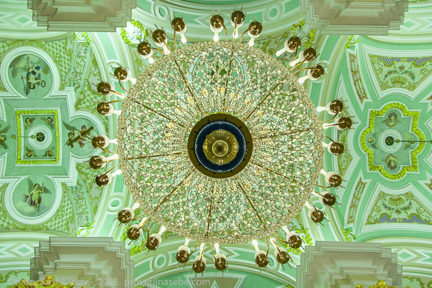 Купол и главная люстра Петропавловского собора