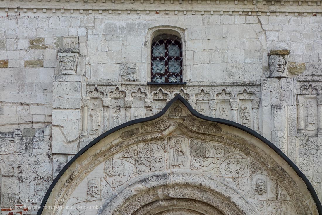 Северный портал Георгиевского собора. Попробуйте найти изображение слона