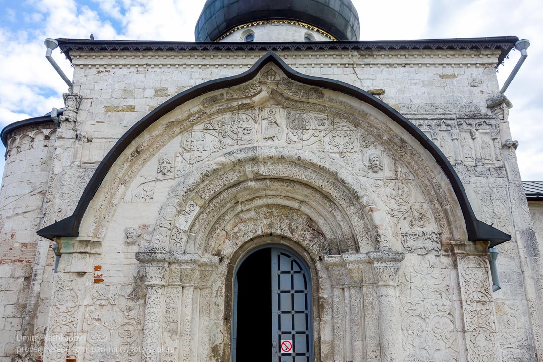 Георгиевский собор в Юрьеве-Польском. Резьба по камню на северном портале