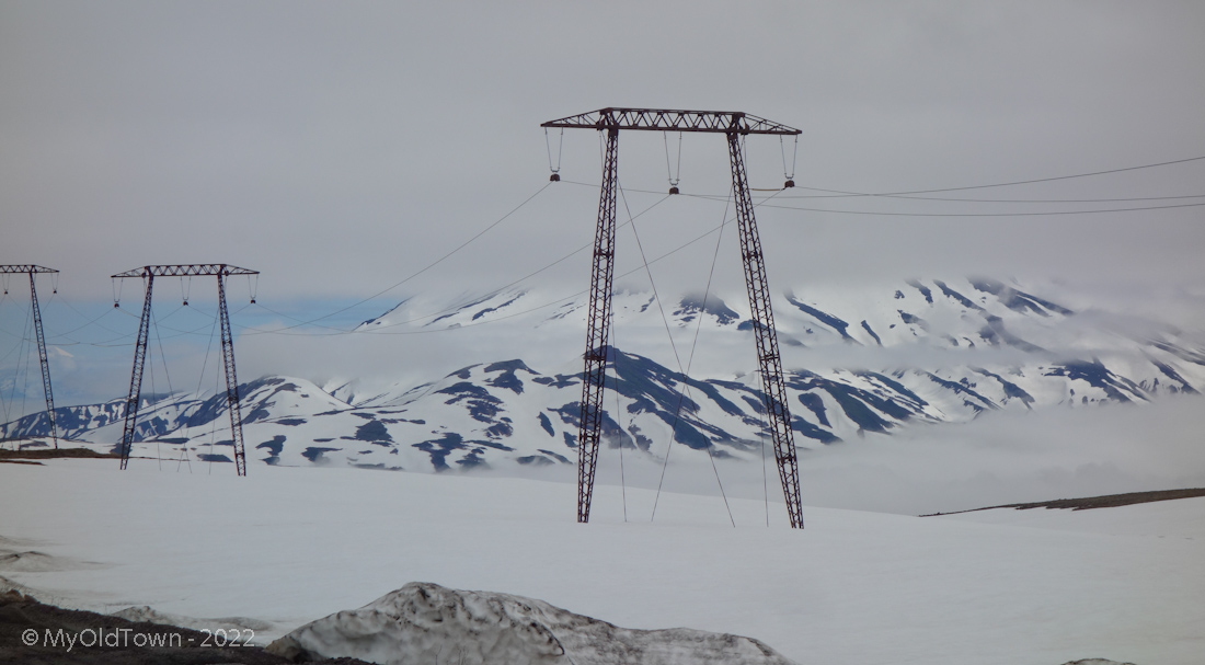 Линии электропередачи на фоне Вилючинского вулкана. Камчатка