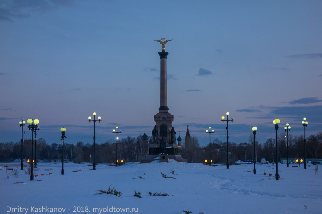 Памятник 1000 лет Ярославлю. Вечернее фото с фонарями