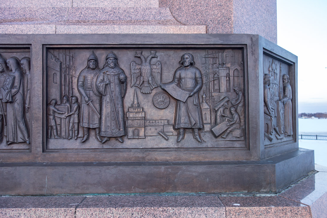 Барельефы в основании памятника. Фото